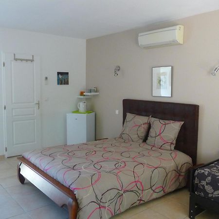 Villa Des Masques Aubais Номер фото